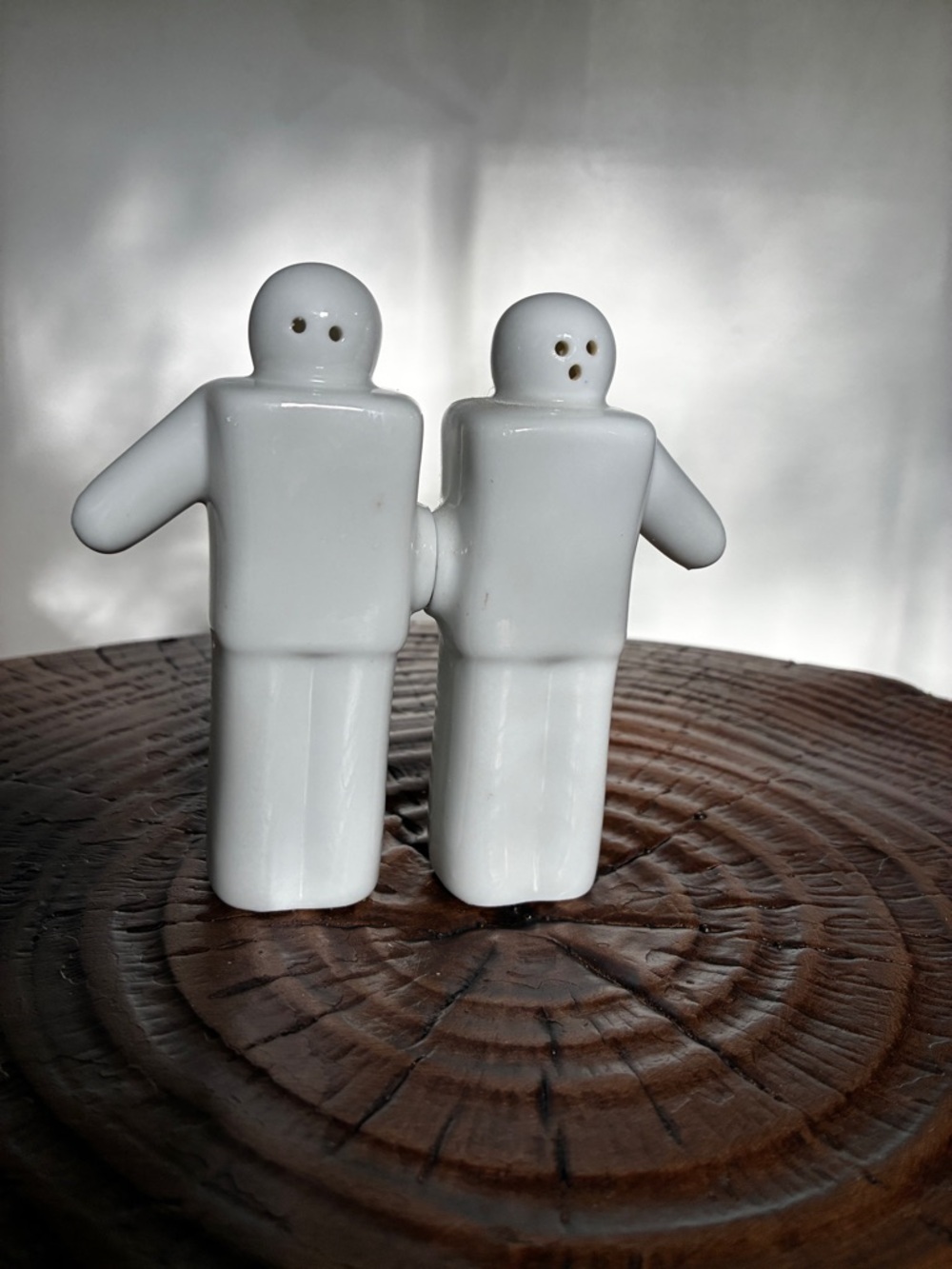 Kikkerland Ceramic/Magnetic Postmodern Salt & Pepper People Shakers Vintage EUC